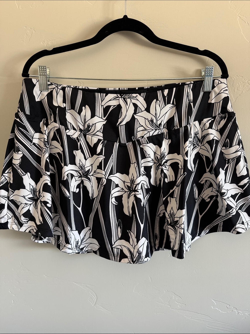 Tail tennis or pickleball skirt in black & white